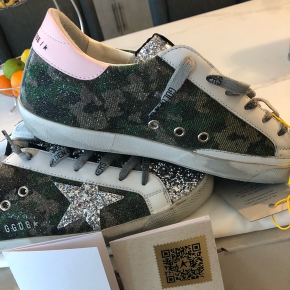 NWT Golden Goose superstars, beautiful, unworn, comes with box, bag, passport - Picture 3 of 5